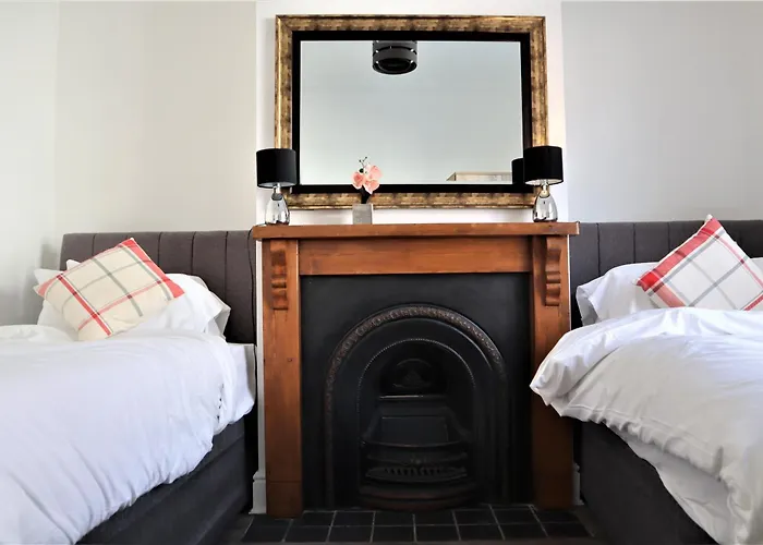 Victoria 4 Bedroom Serviced House Short Lets - Near Northampton Gen Hosp & Town Centre