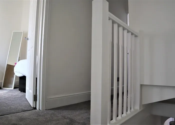 Victoria 4 Bedroom Serviced House Short Lets - Near Northampton Gen Hosp & Town Centre