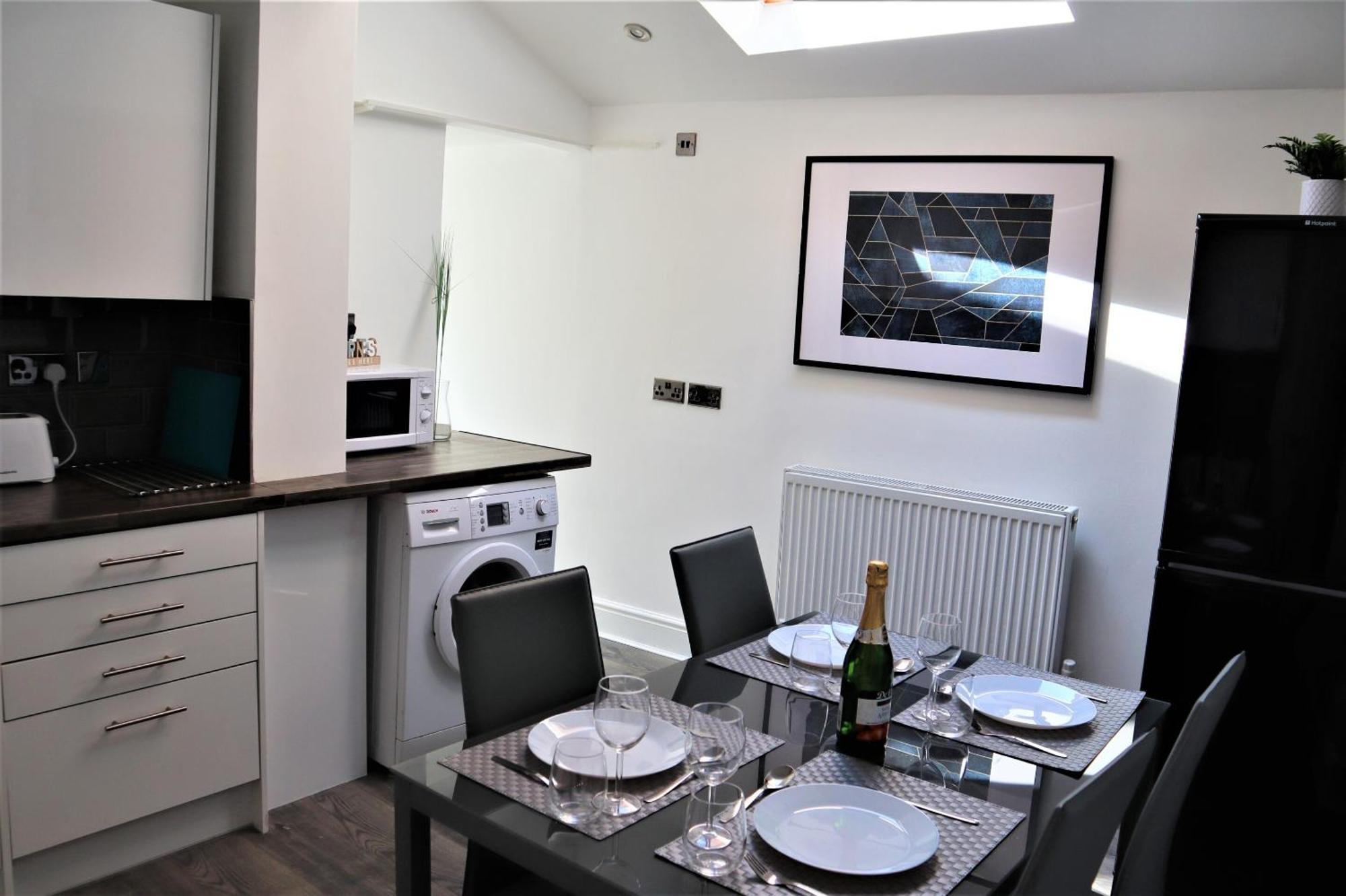 Victoria 4 Bedroom Serviced House Short Lets - Near Gen Hosp & Town Centre Northampton