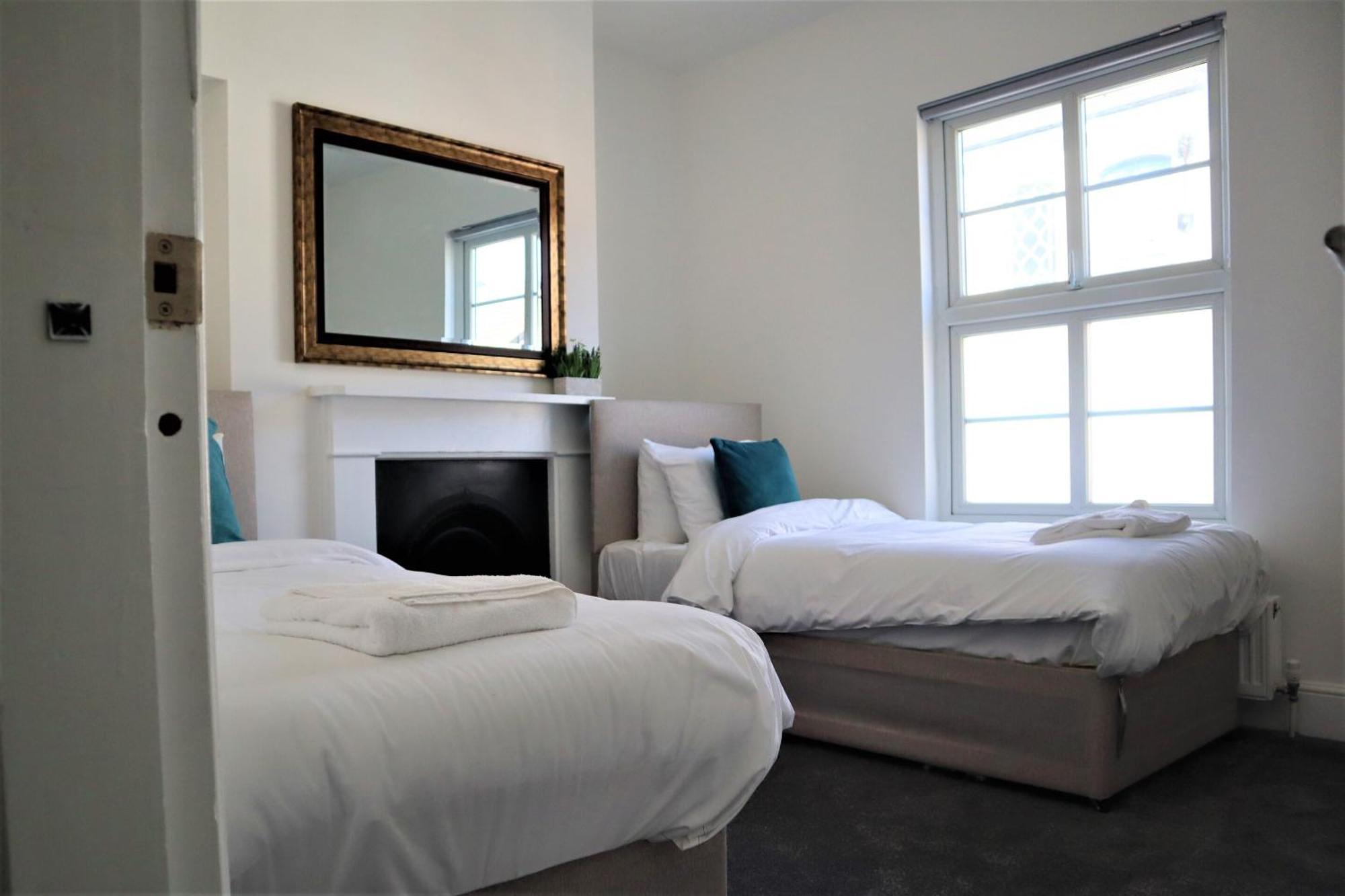 Victoria 4 Bedroom Serviced House Short Lets - Near Gen Hosp & Town Centre * Northampton