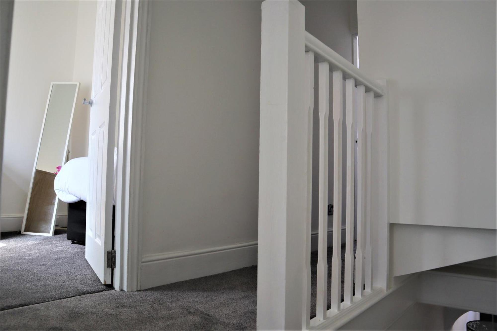 Victoria 4 Bedroom Serviced House Short Lets - Near Gen Hosp & Town Centre