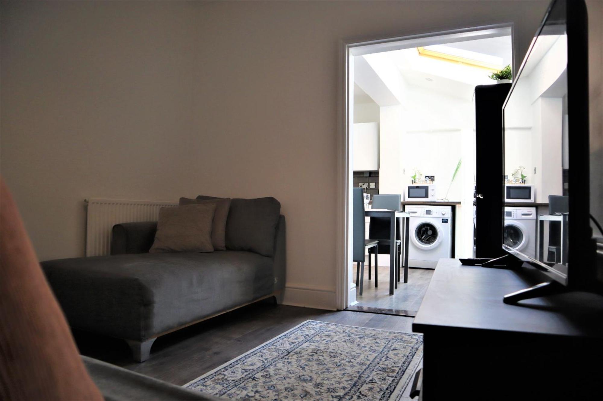 Victoria 4 Bedroom Serviced House Short Lets - Near Gen Hosp & Town Centre *
