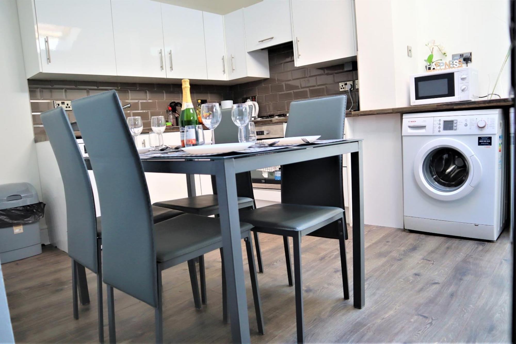 Victoria 4 Bedroom Serviced House Short Lets - Near Gen Hosp & Town Centre *
