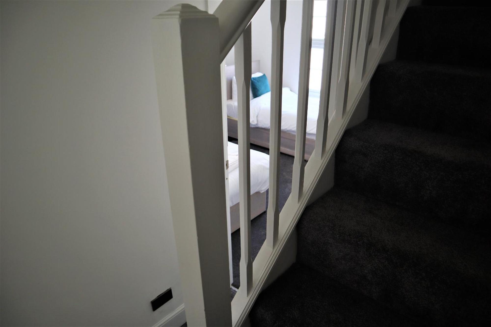 Victoria 4 Bedroom Serviced House Short Lets - Near Gen Hosp & Town Centre * Northampton