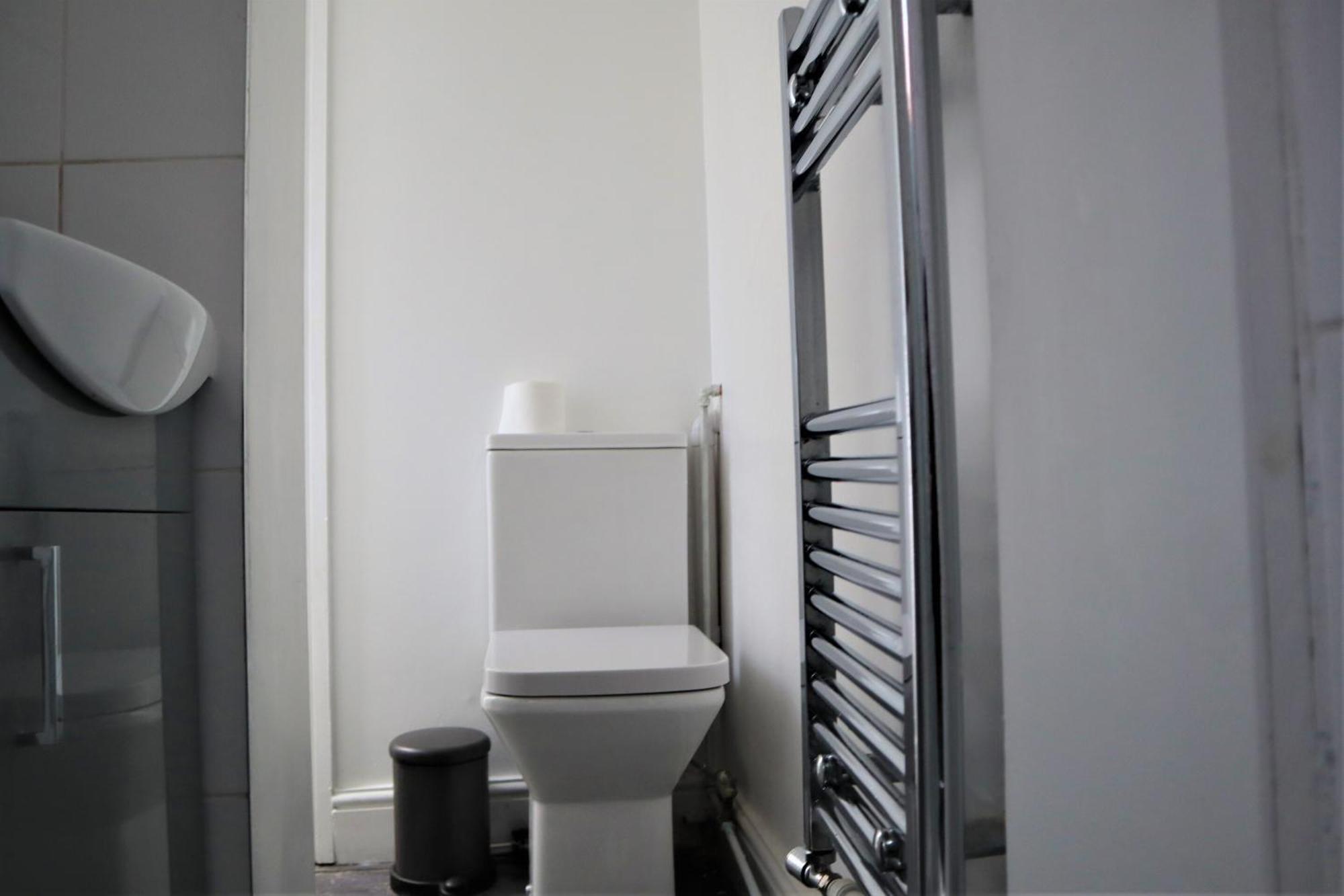 Victoria 4 Bedroom Serviced House Short Lets - Near Gen Hosp & Town Centre Northampton