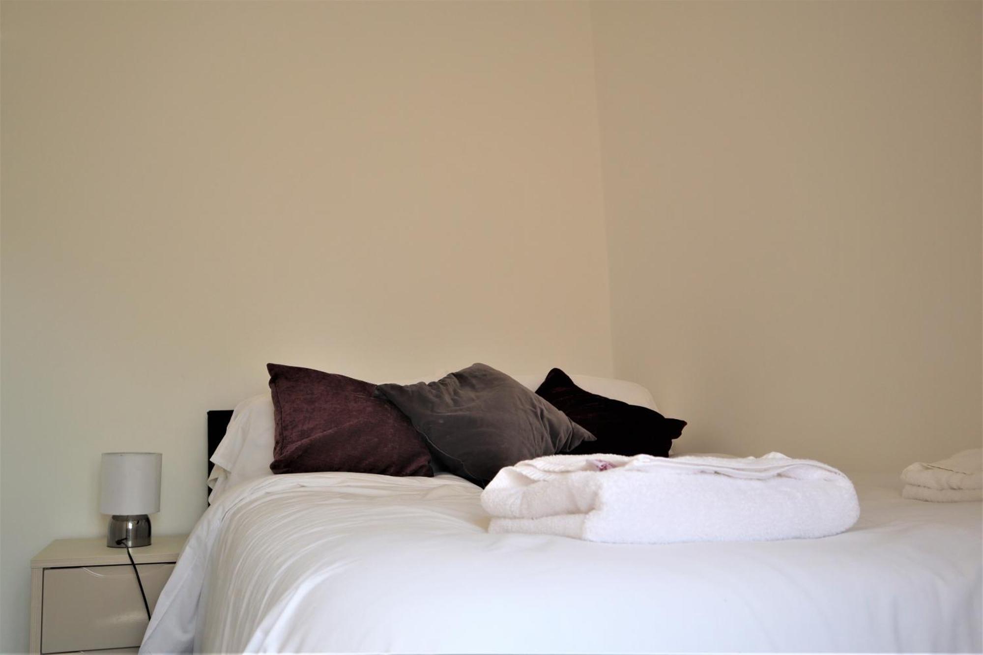Victoria 4 Bedroom Serviced House Short Lets - Near Gen Hosp & Town Centre Casa vacanze Northampton